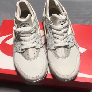 Nike huaraches run se